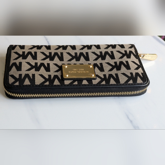 Michael Kors Studded Black Leather. - Picture 13 of 16